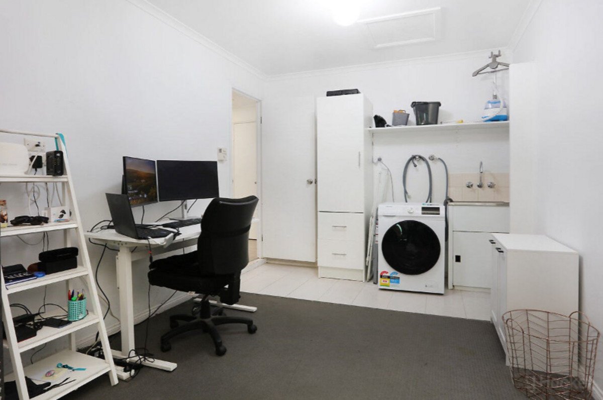 1/2 Morinda Way Labrador 13