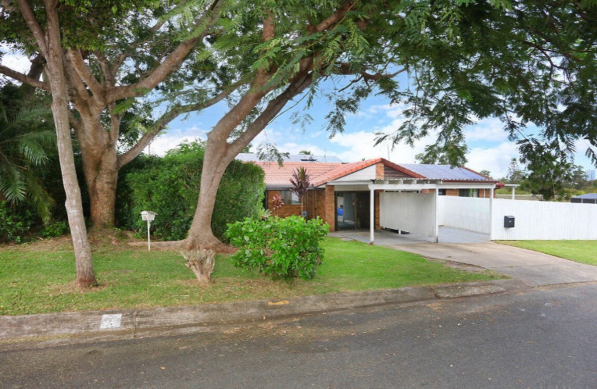 1/2 Morinda Way Labrador 16