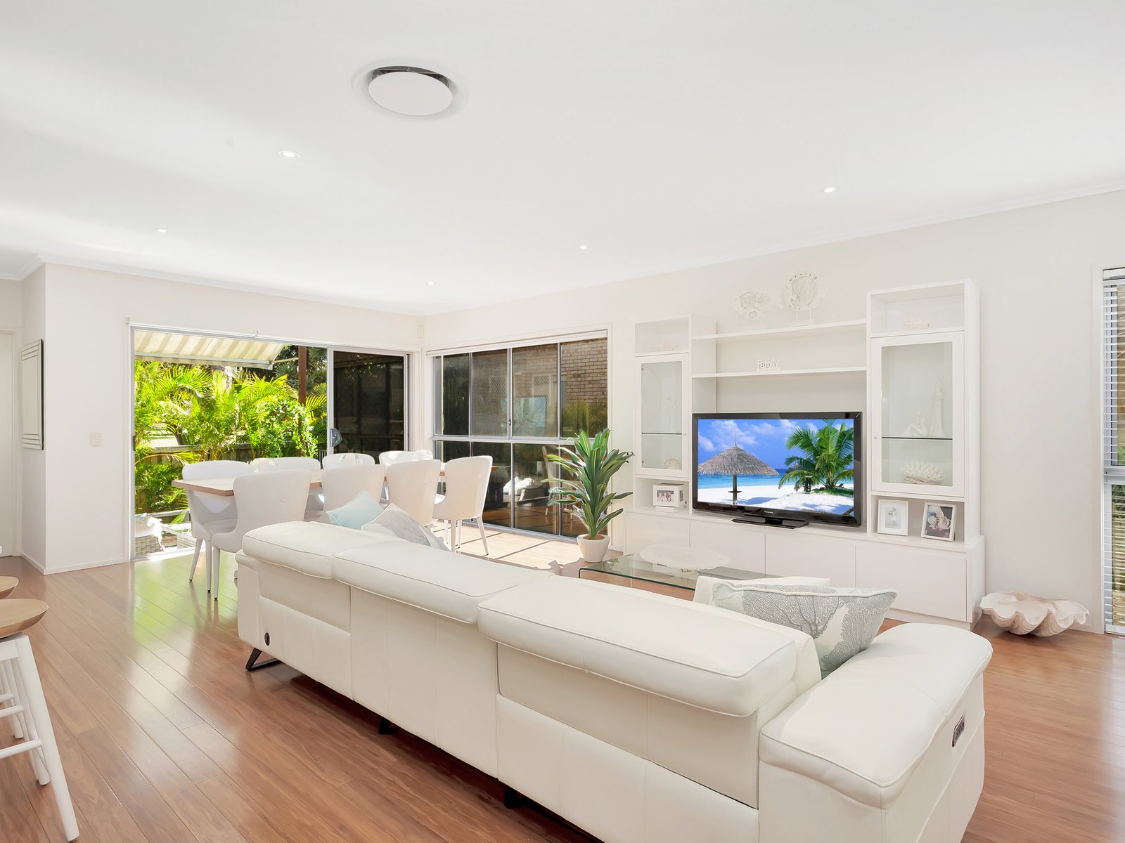 12 Nobby Parade MIAMI 4