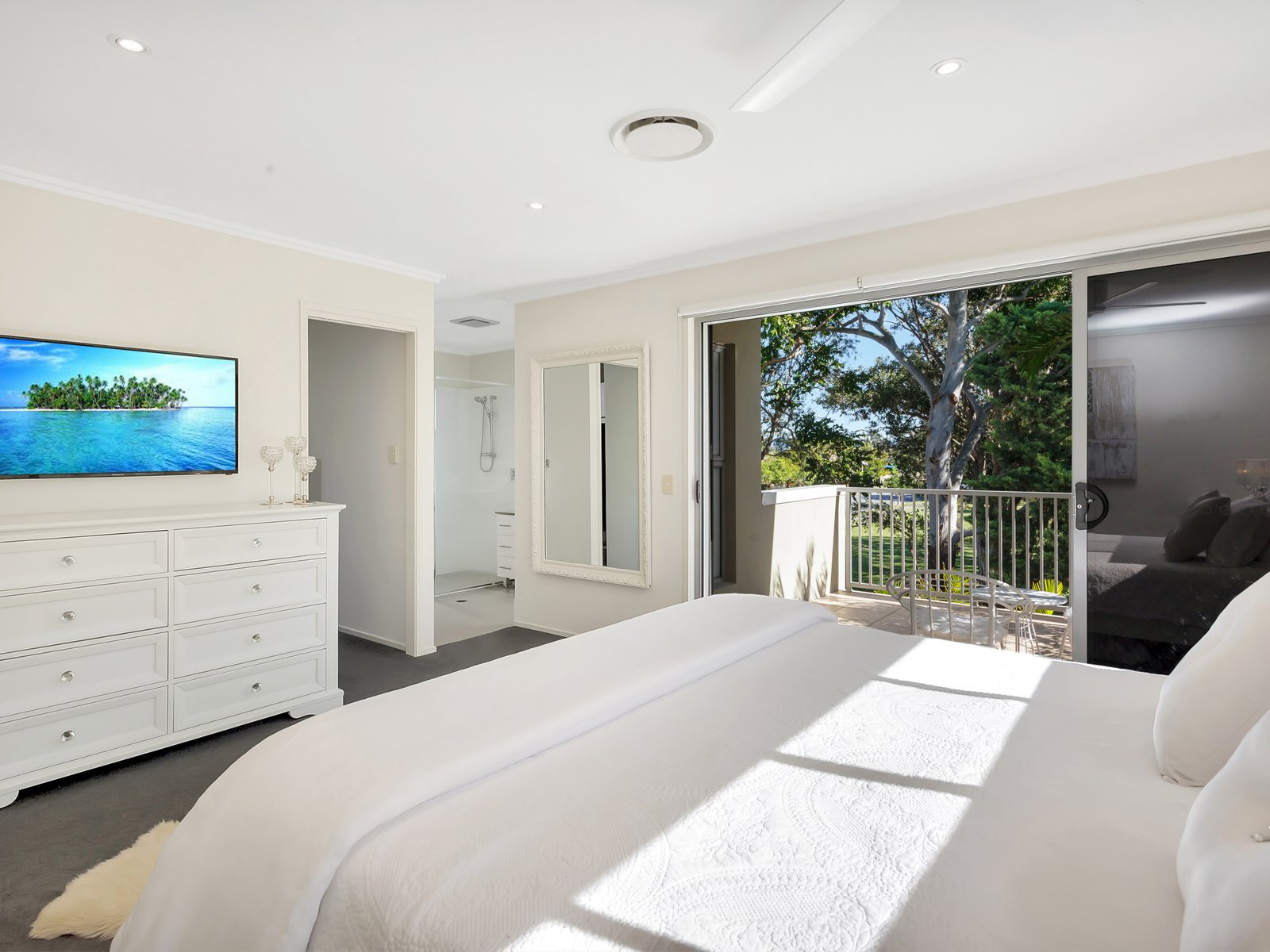 12 Nobby Parade MIAMI 8