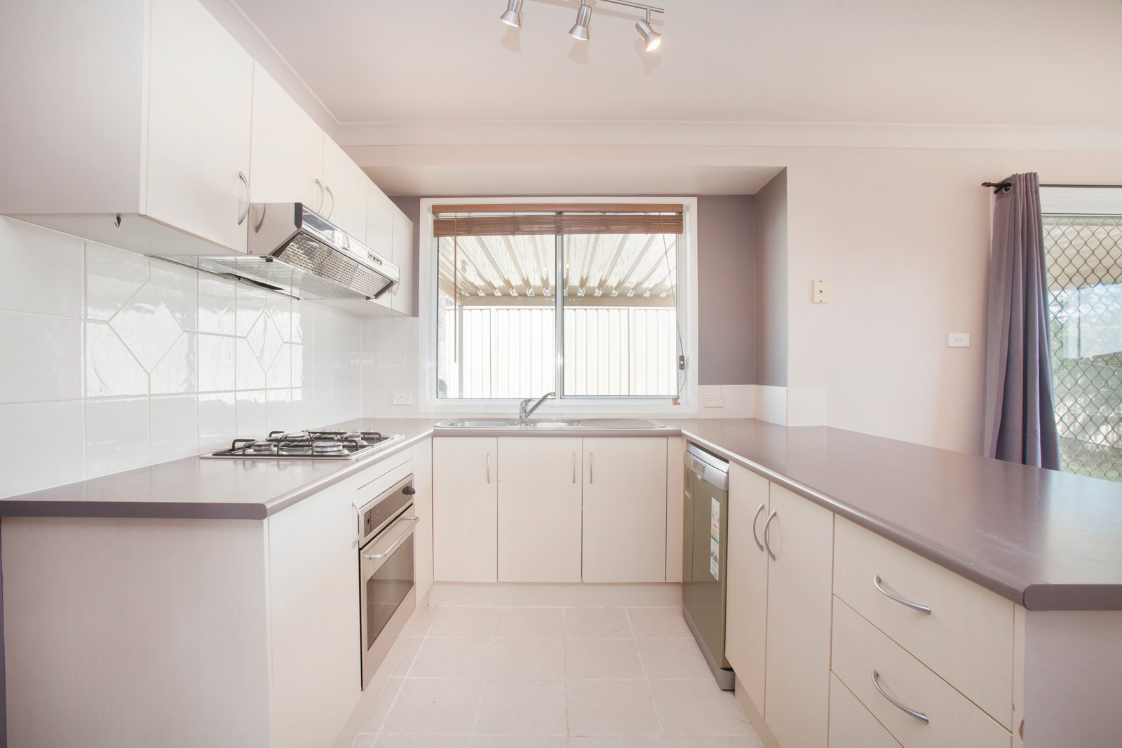 12 Parkside Crescent THORNTON 3