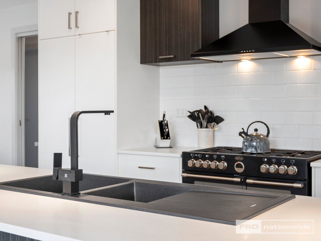 12 Peronne Court BRIGHTON 8