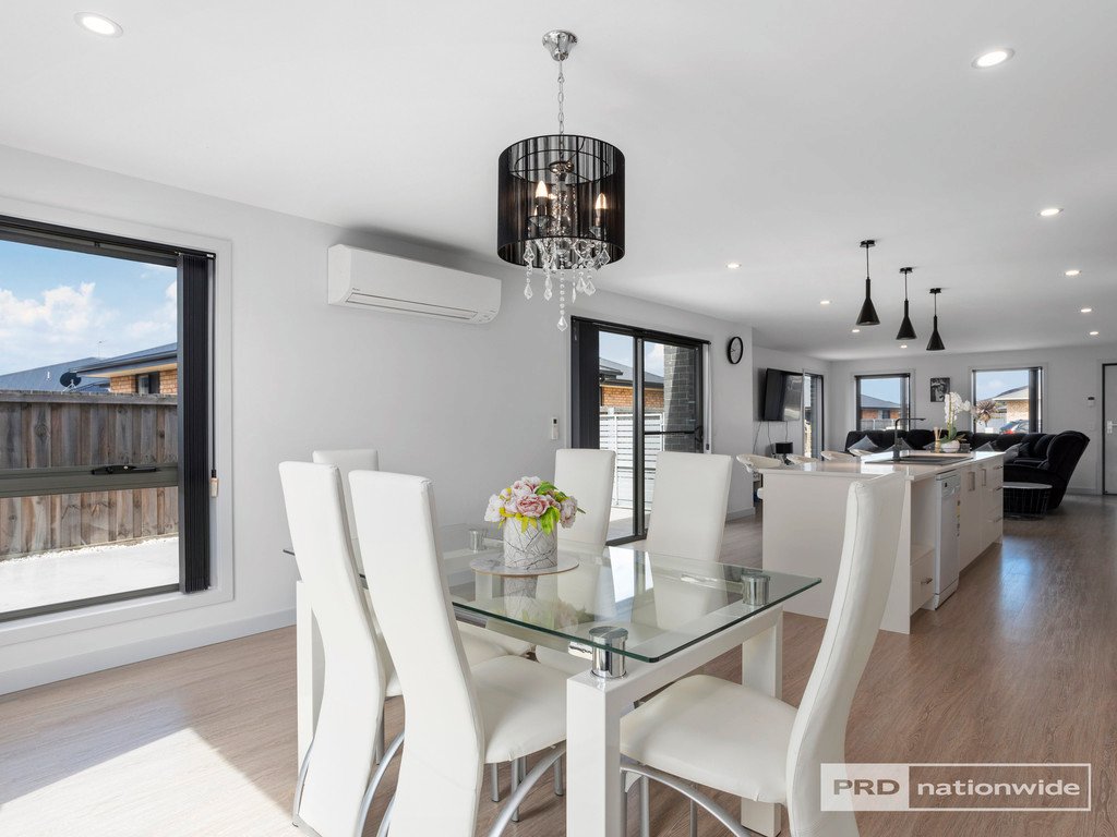 12 Peronne Court BRIGHTON 10