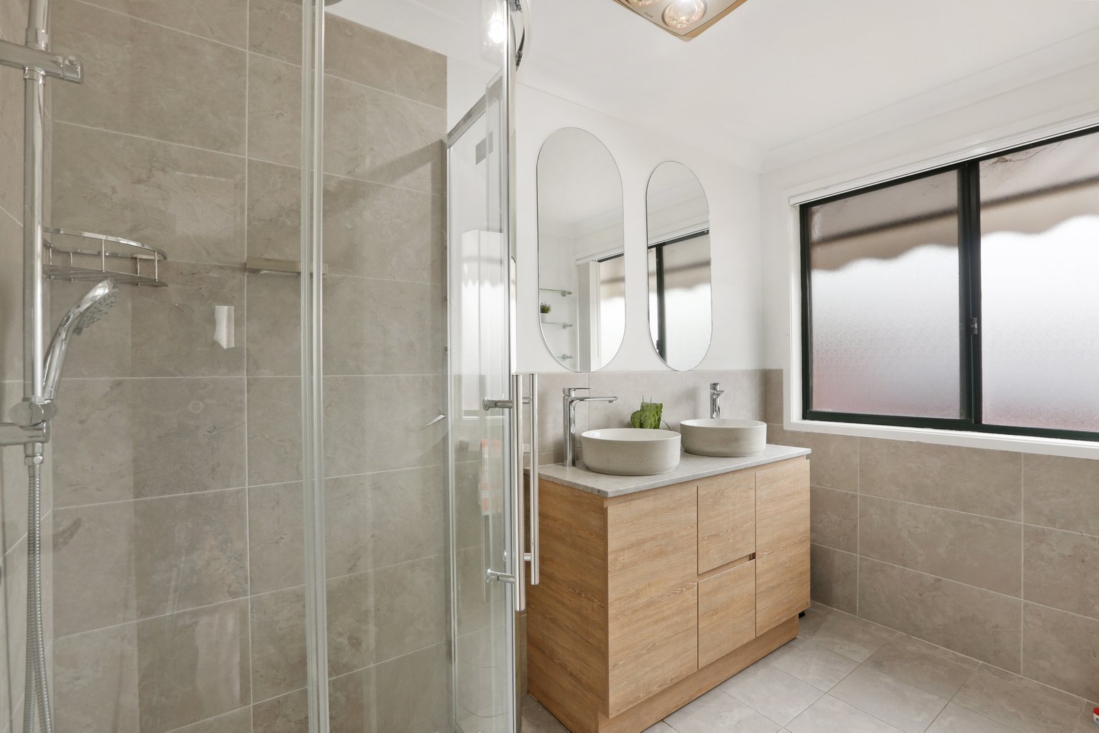 12 Selwyn Grove HORSLEY 2