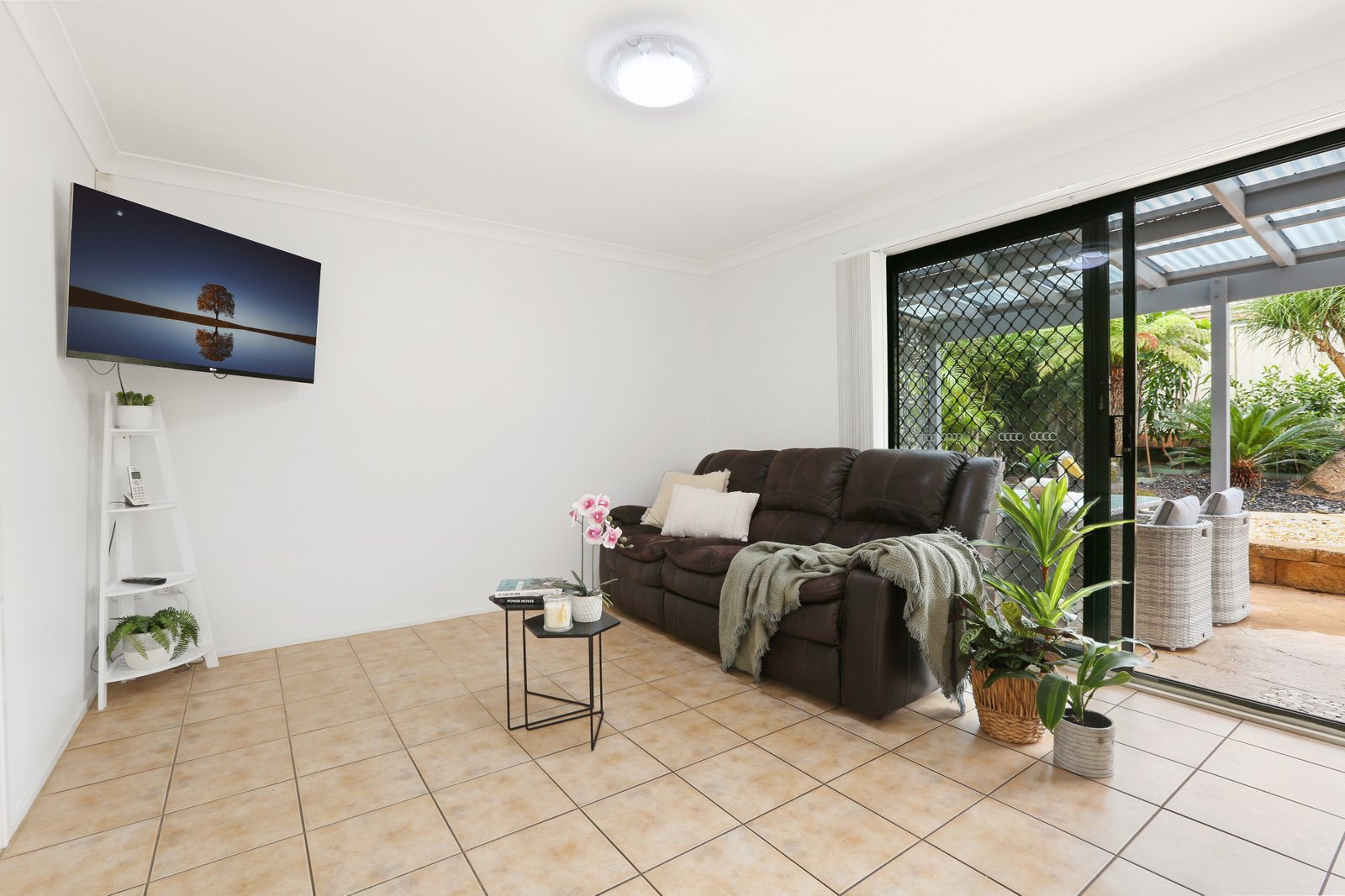 12 Selwyn Grove HORSLEY 8