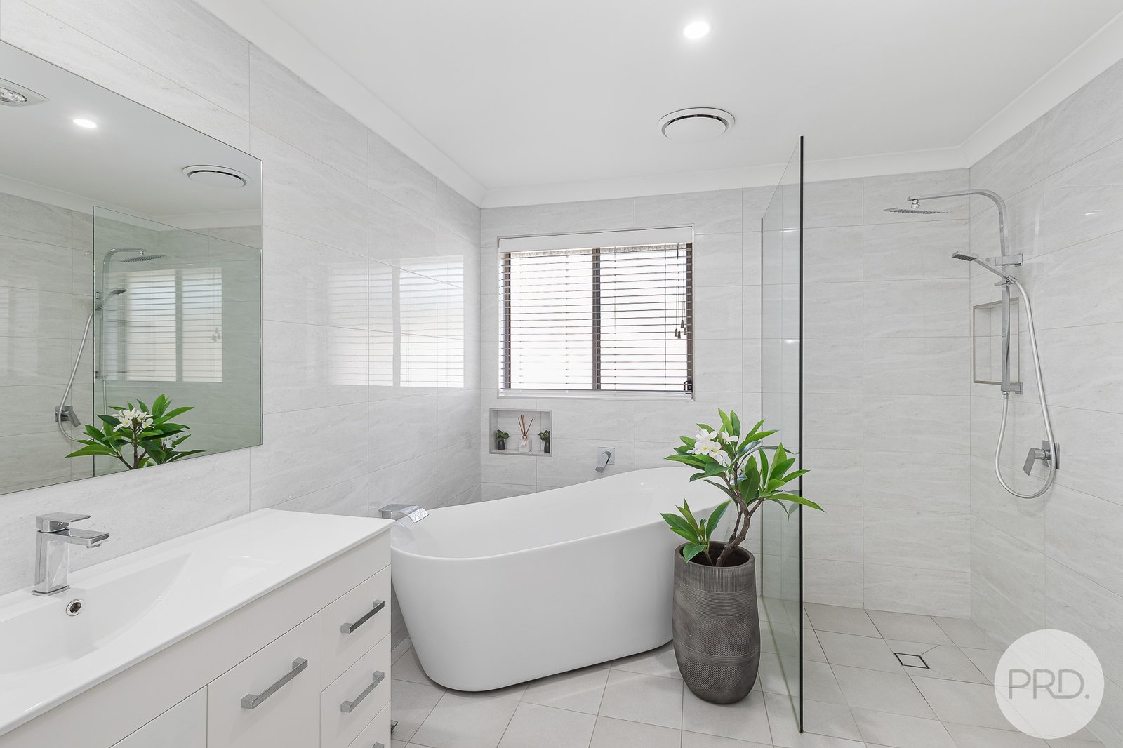 12 Settlers Way TEA GARDENS 11