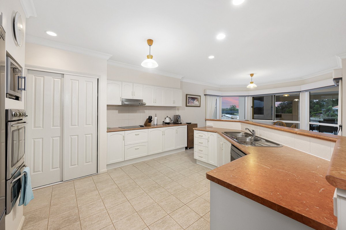 12 St Helens Court Burleigh Waters 12