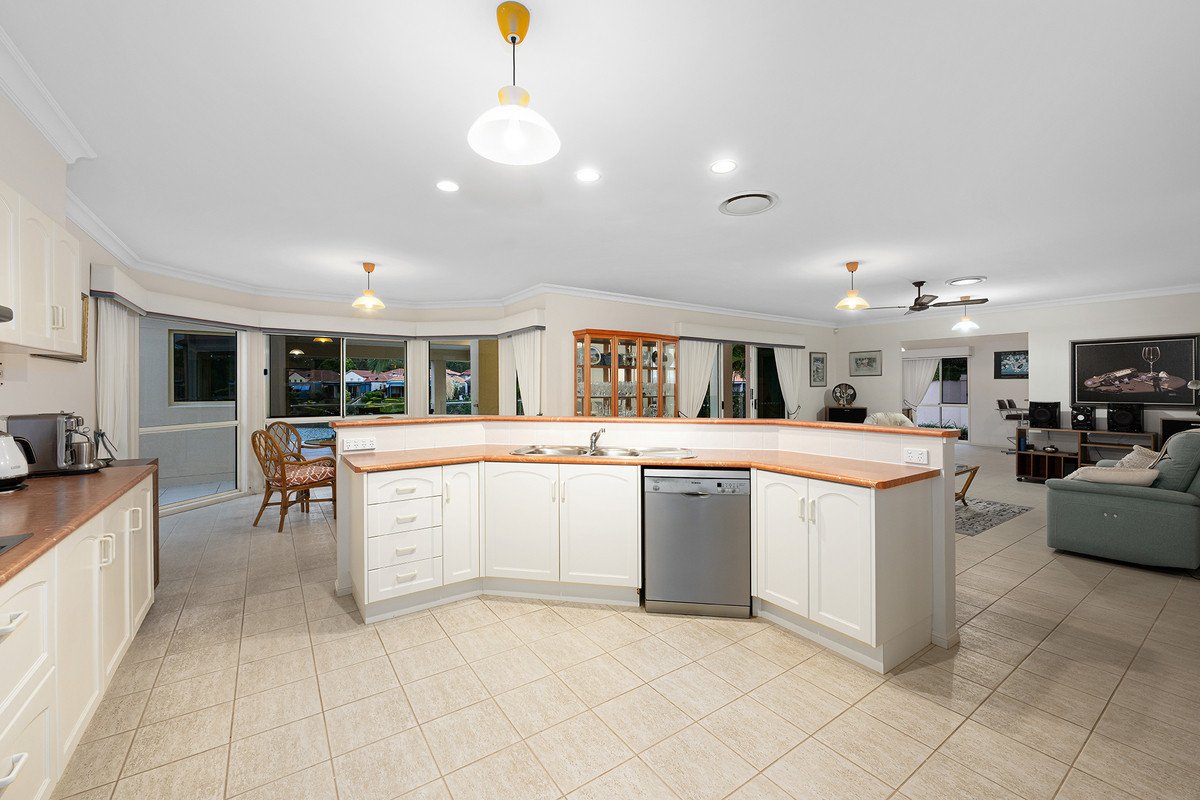 12 St Helens Court Burleigh Waters 13