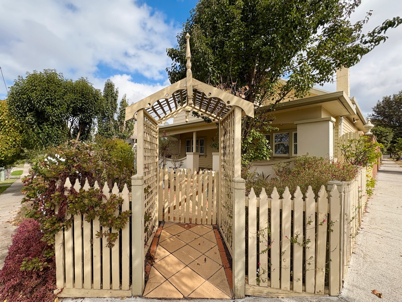 Gallery: 12 Stradling Avenue