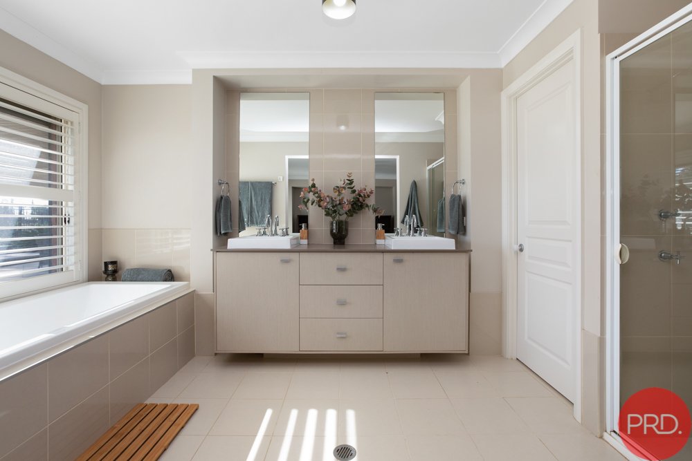 12 Sutton Grove BRANXTON 16