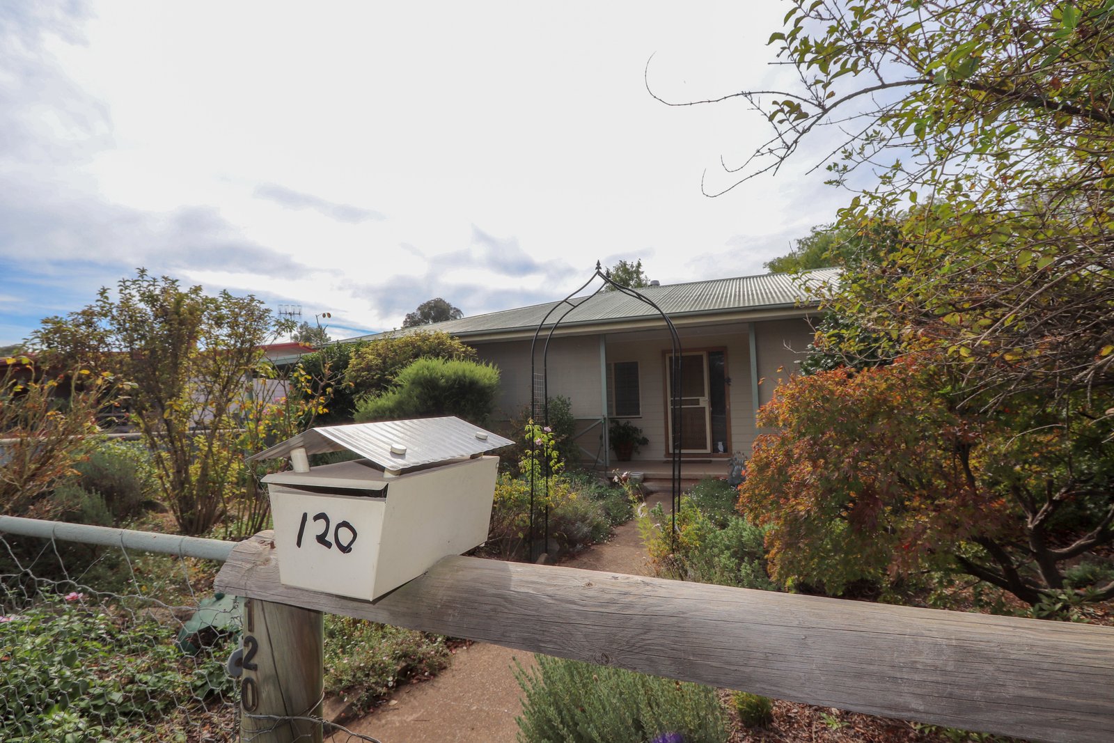 120 Albury Street TUMBARUMBA 27