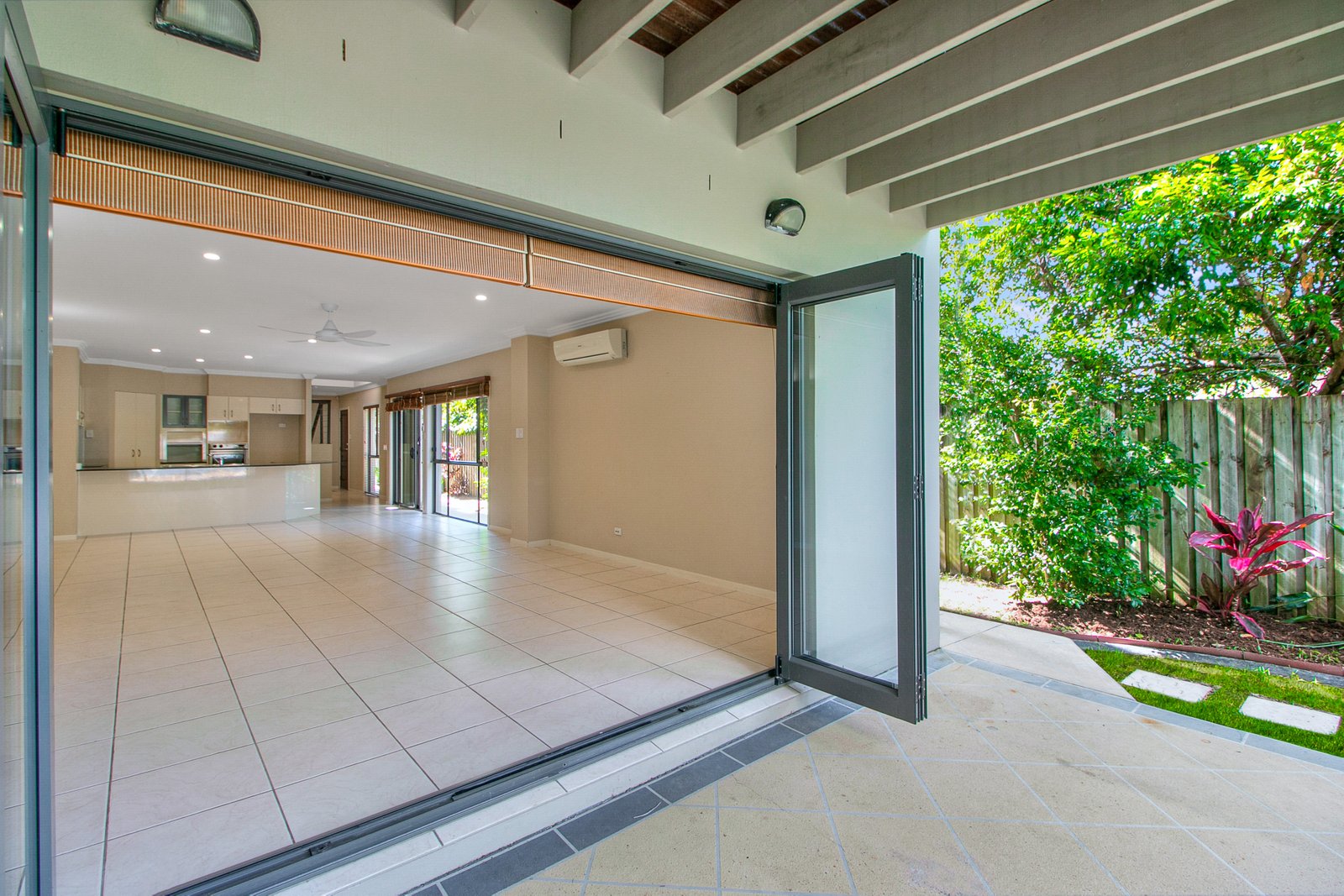 1/20 Korina Avenue COOLANGATTA 9