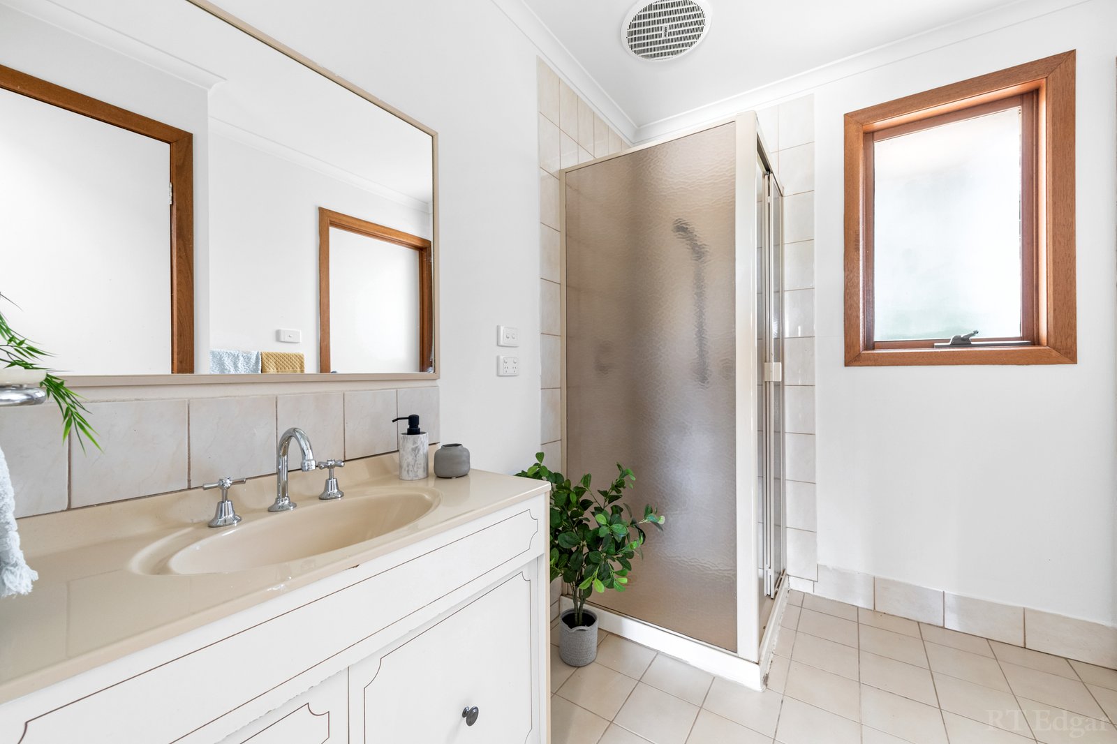 Real Estate and Property in 120 Lawrence Road, Mount Waverley, VIC