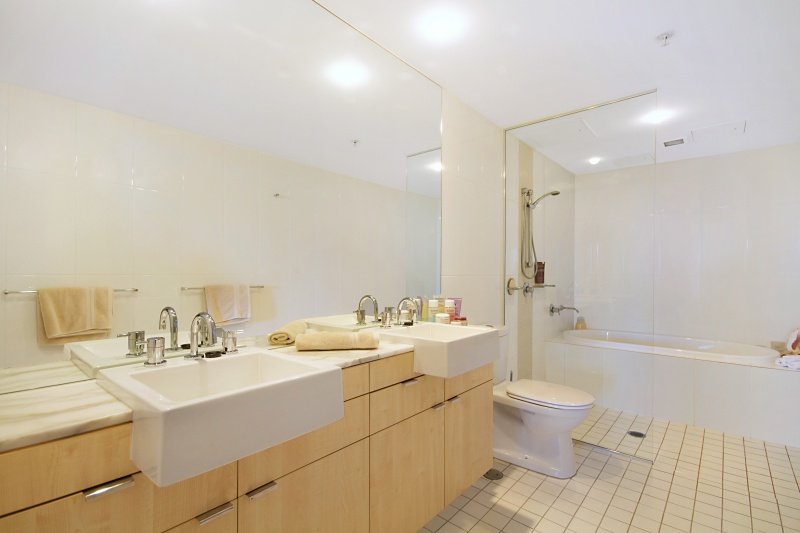 1201/3 McLean Street COOLANGATTA 4