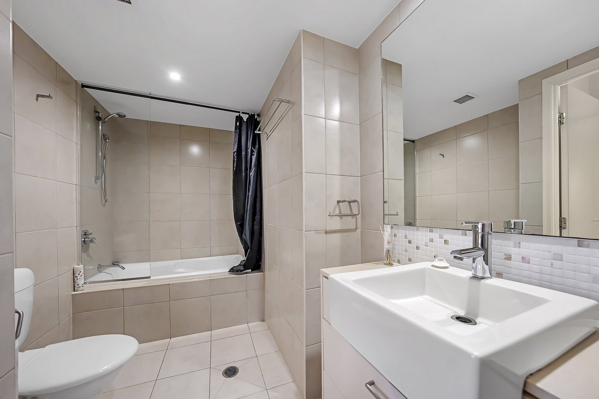 1202/12-14 Executive Drive Burleigh Waters 11