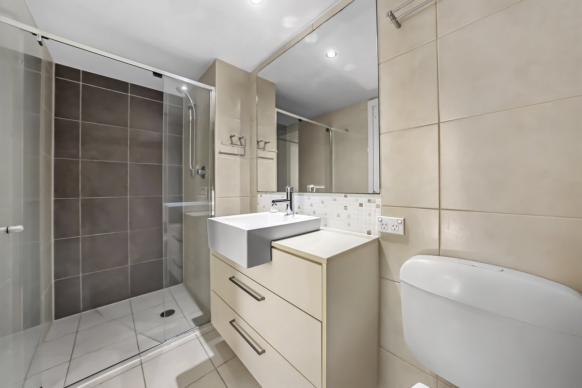 1202/12-14 Executive Drive Burleigh Waters 9