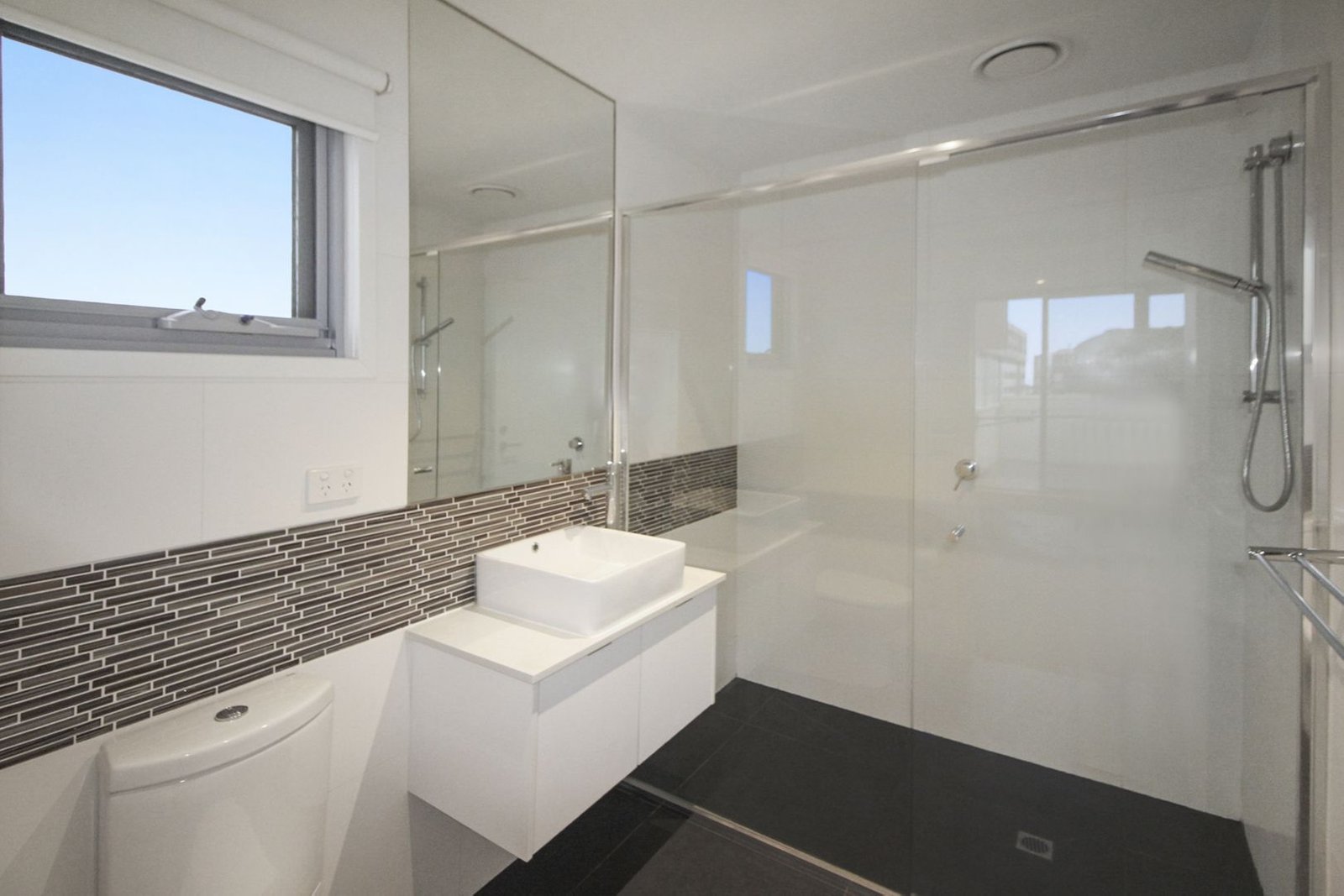 Gallery: 12/141-143 Yarra Street