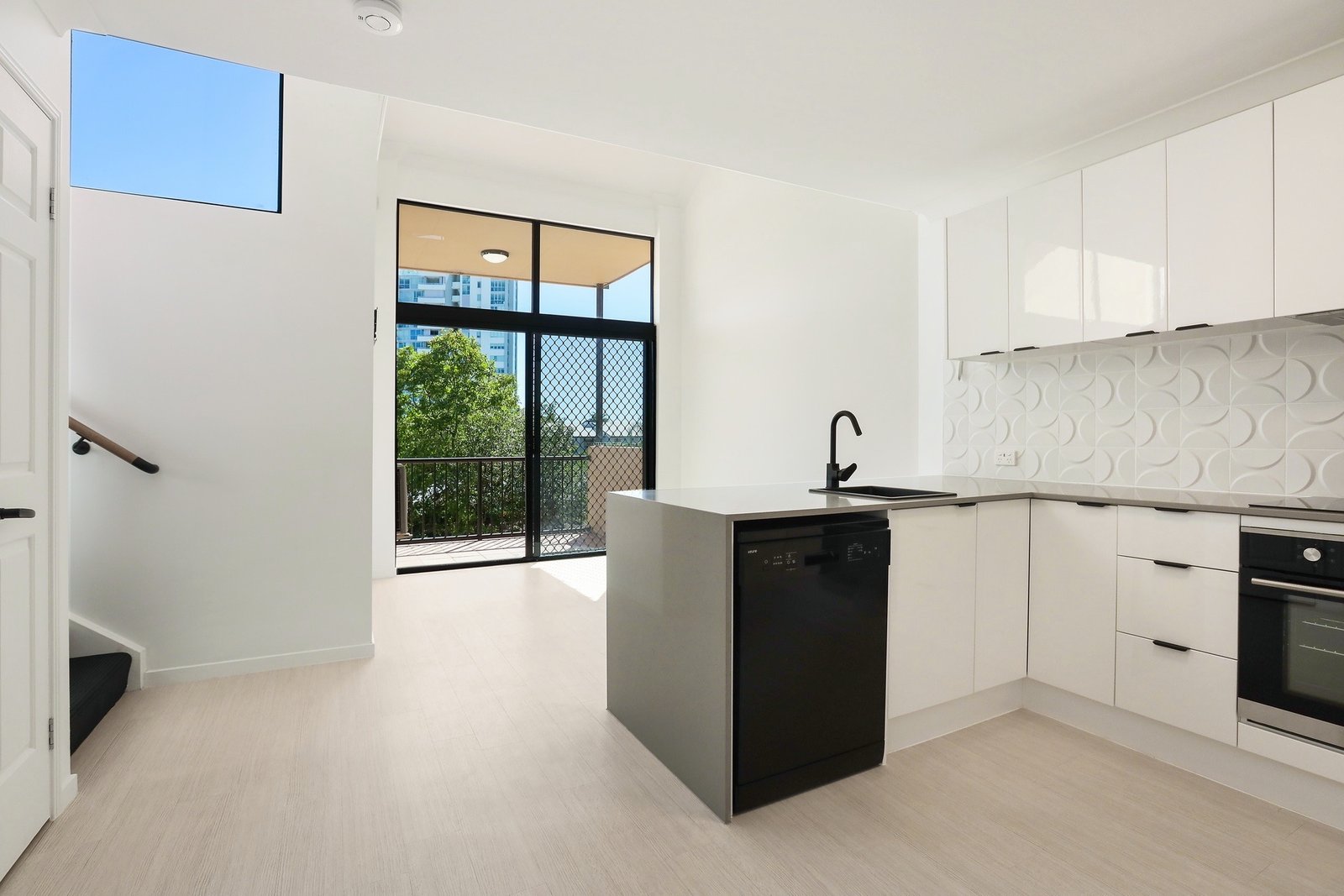 12/143 Frank Street LABRADOR 1