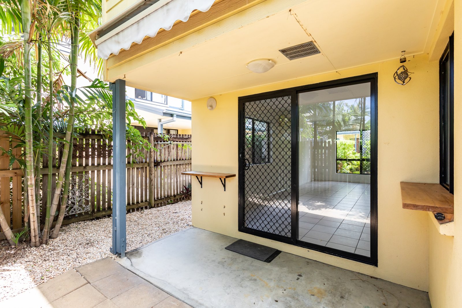 12/16 Beach Road CANNONVALE 3