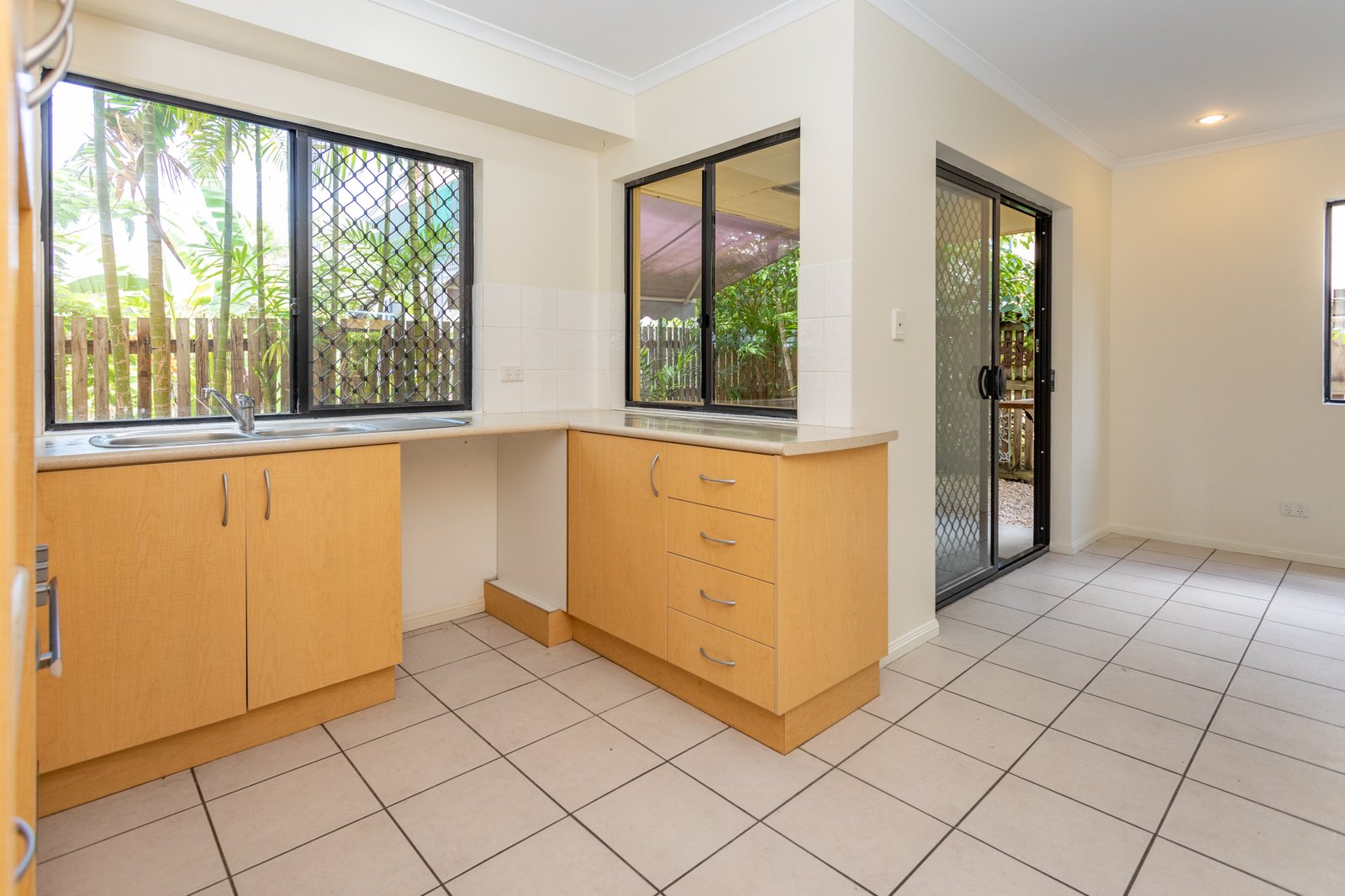 12/16 Beach Road CANNONVALE 6