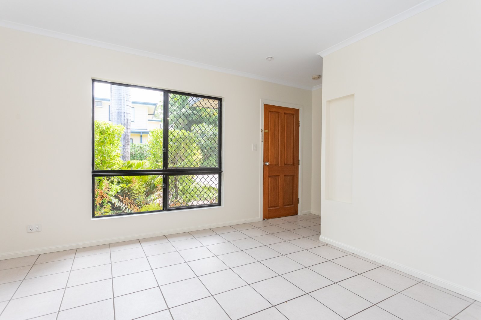 12/16 Beach Road CANNONVALE 7