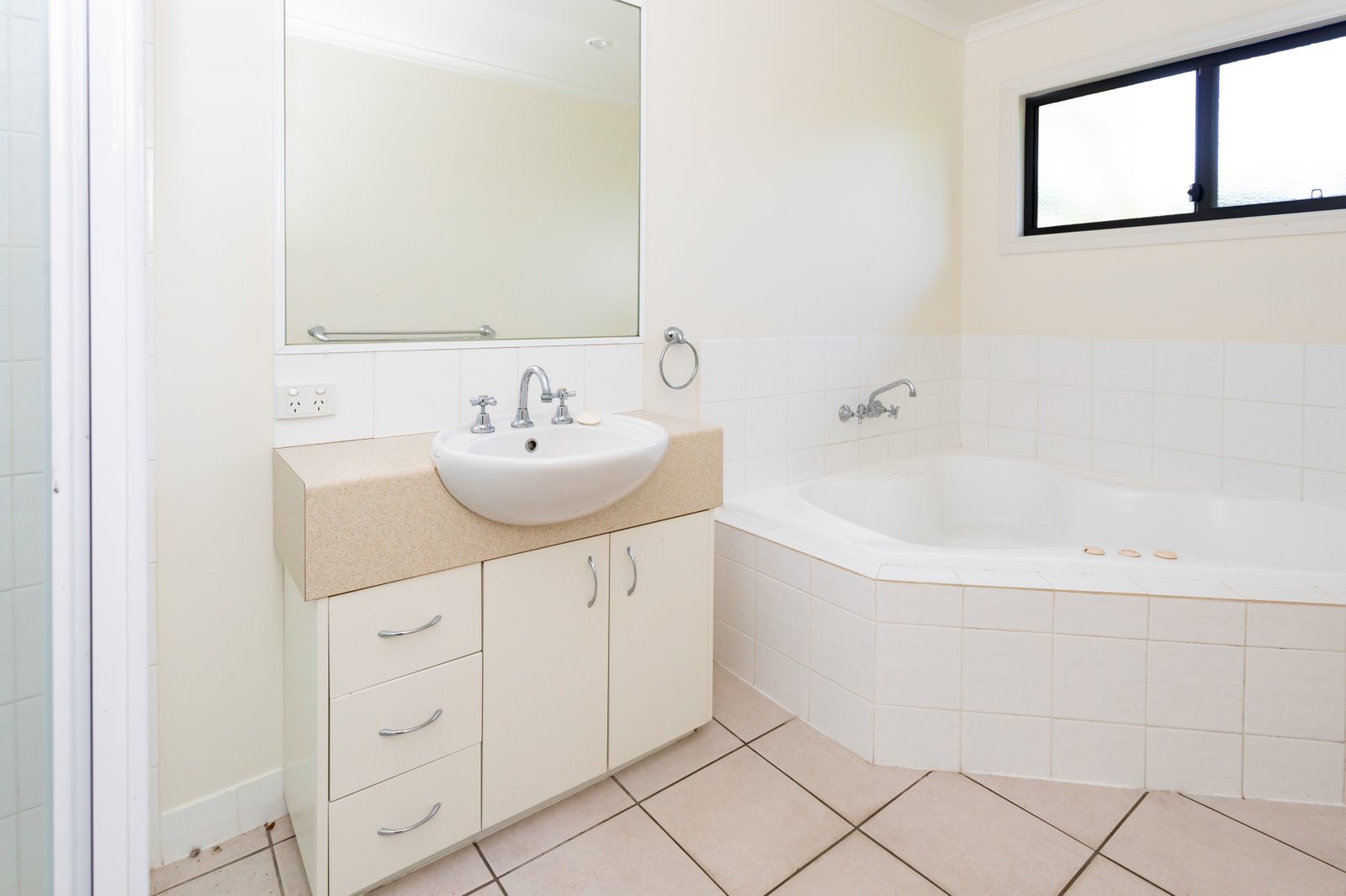 12/16 Beach Road CANNONVALE 9