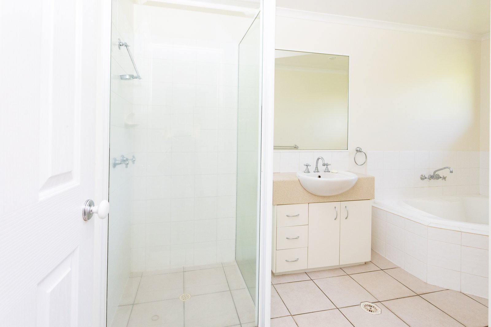 12/16 Beach Road CANNONVALE 10