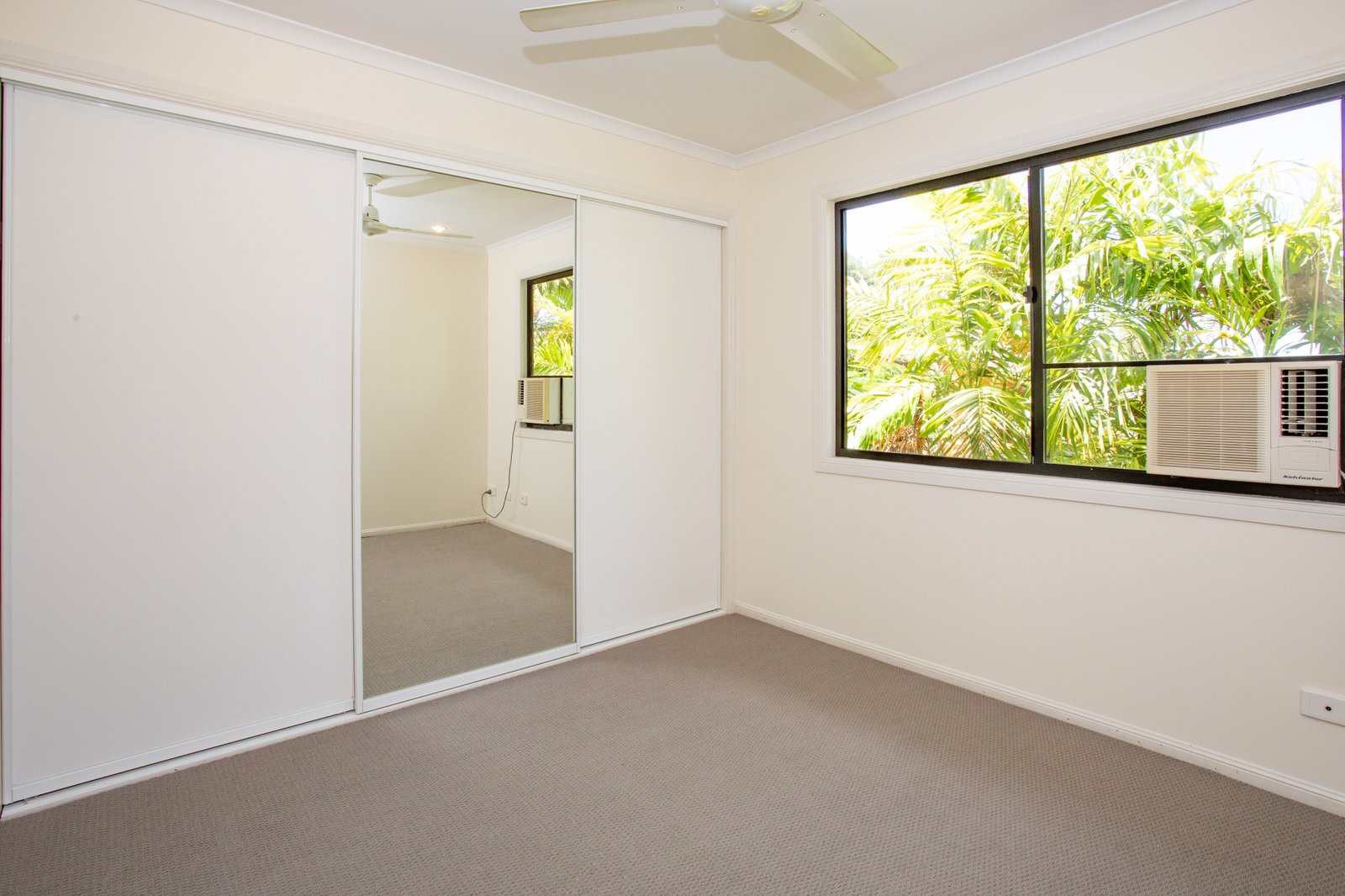 12/16 Beach Road CANNONVALE 14