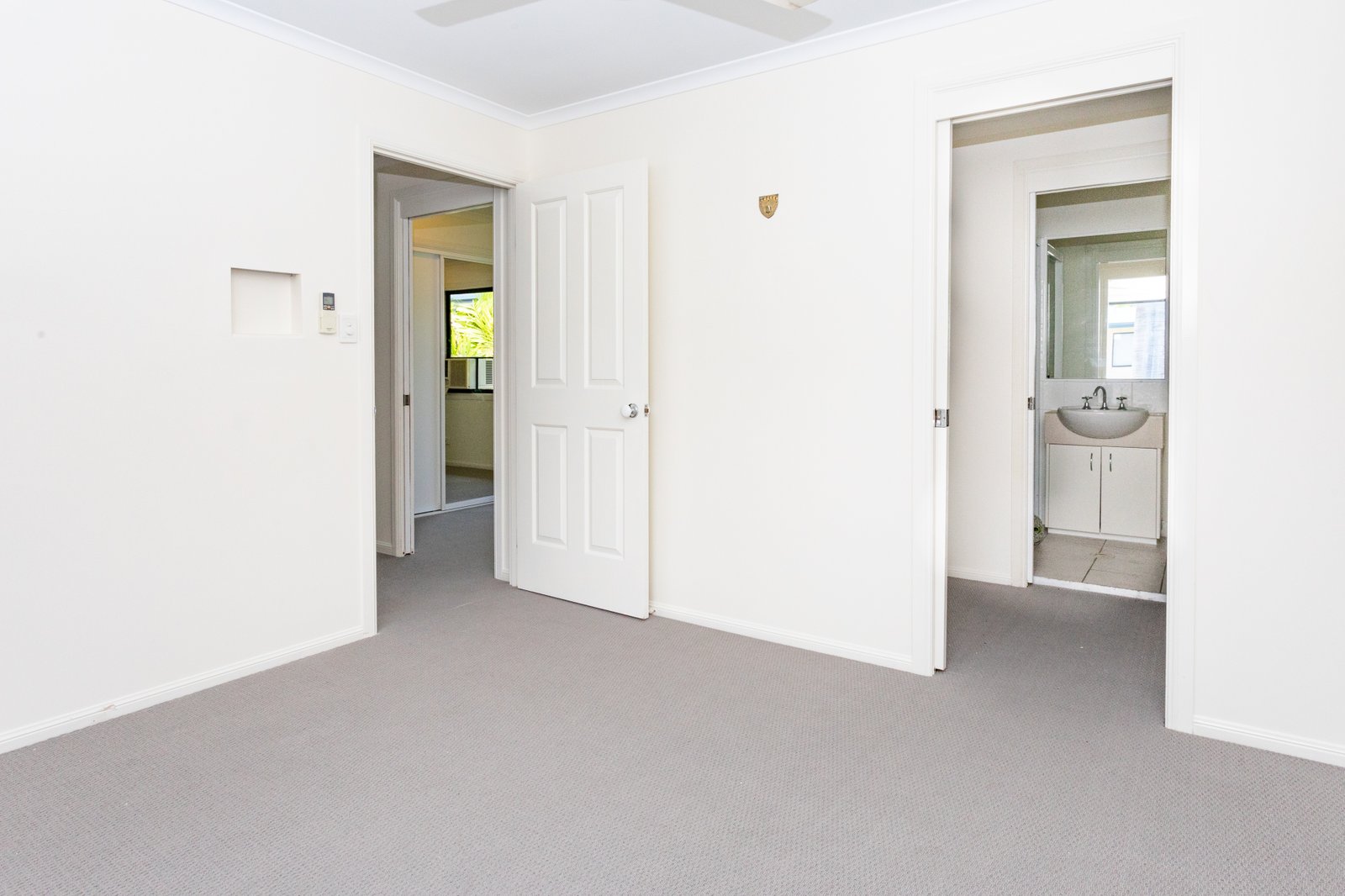 12/16 Beach Road CANNONVALE 15