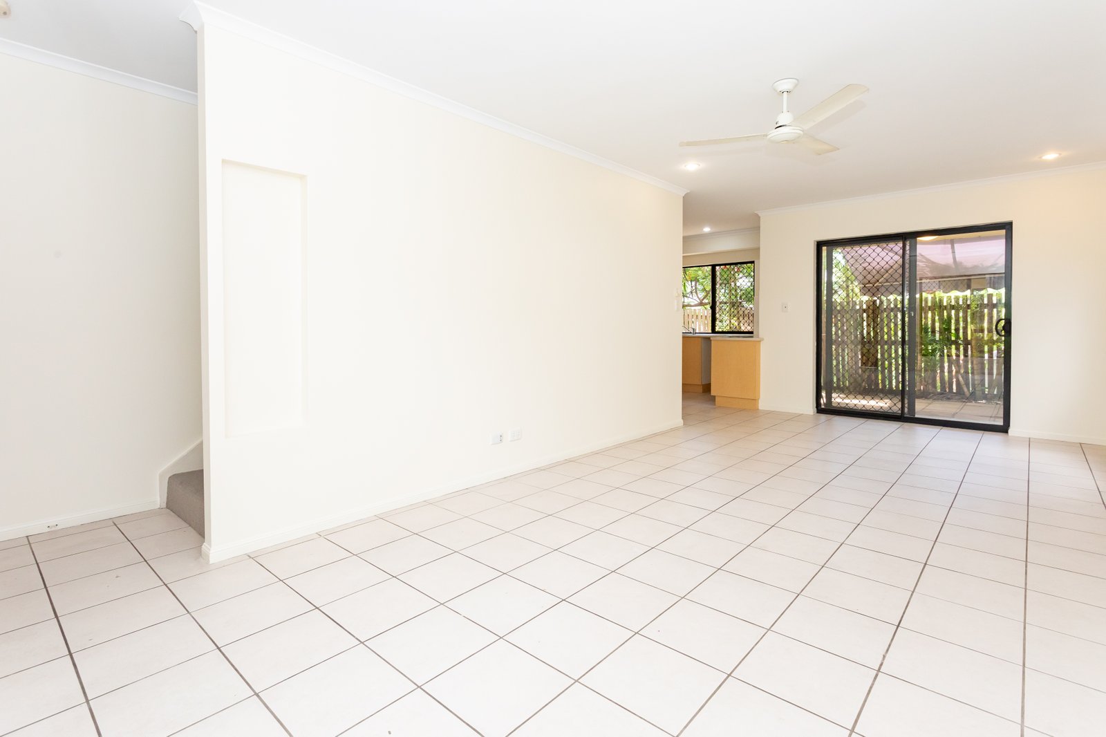 12/16 Beach Road CANNONVALE 17