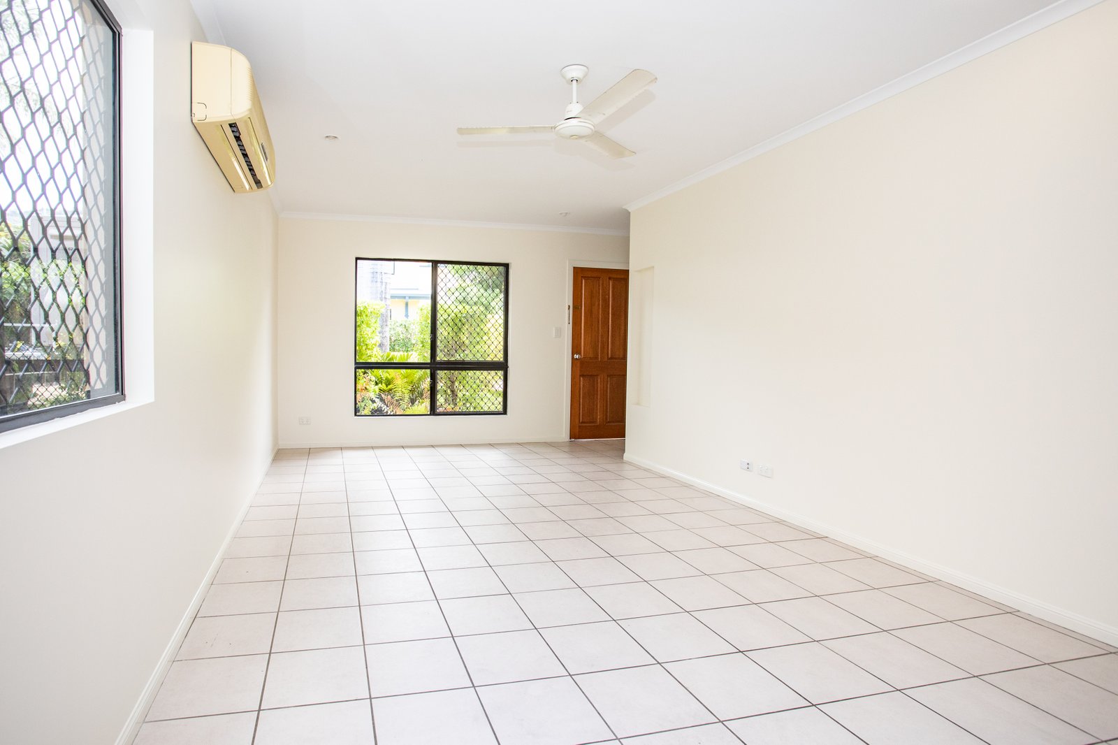 12/16 Beach Road CANNONVALE 18