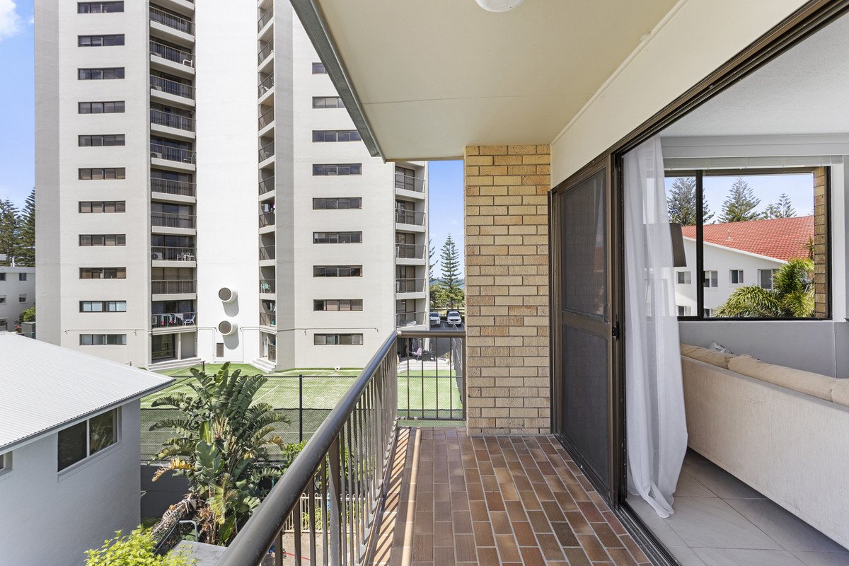 12/1927 Gold Coast Highway Burleigh Heads 18