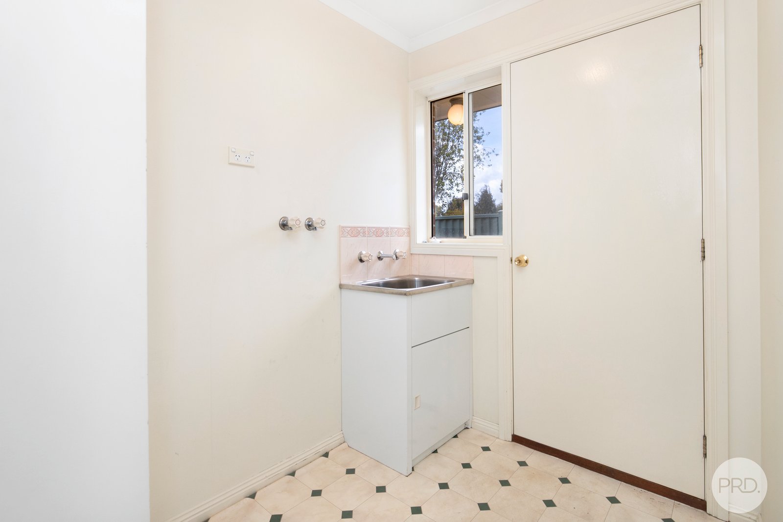 1/22 Bradbury Street BROWN HILL 9