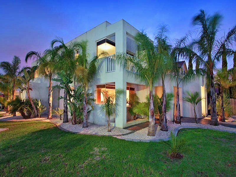 Photos: 122 Copernicus Way