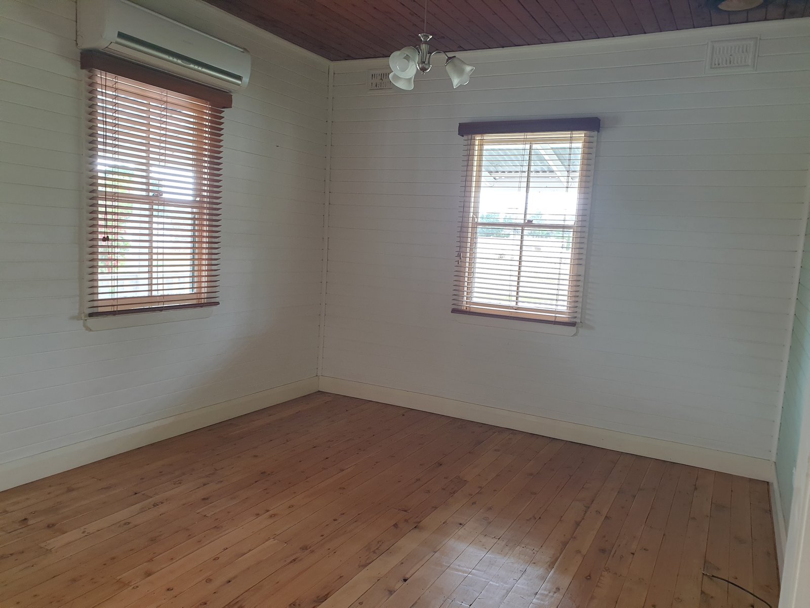 122 Russell Street TUMUT 6