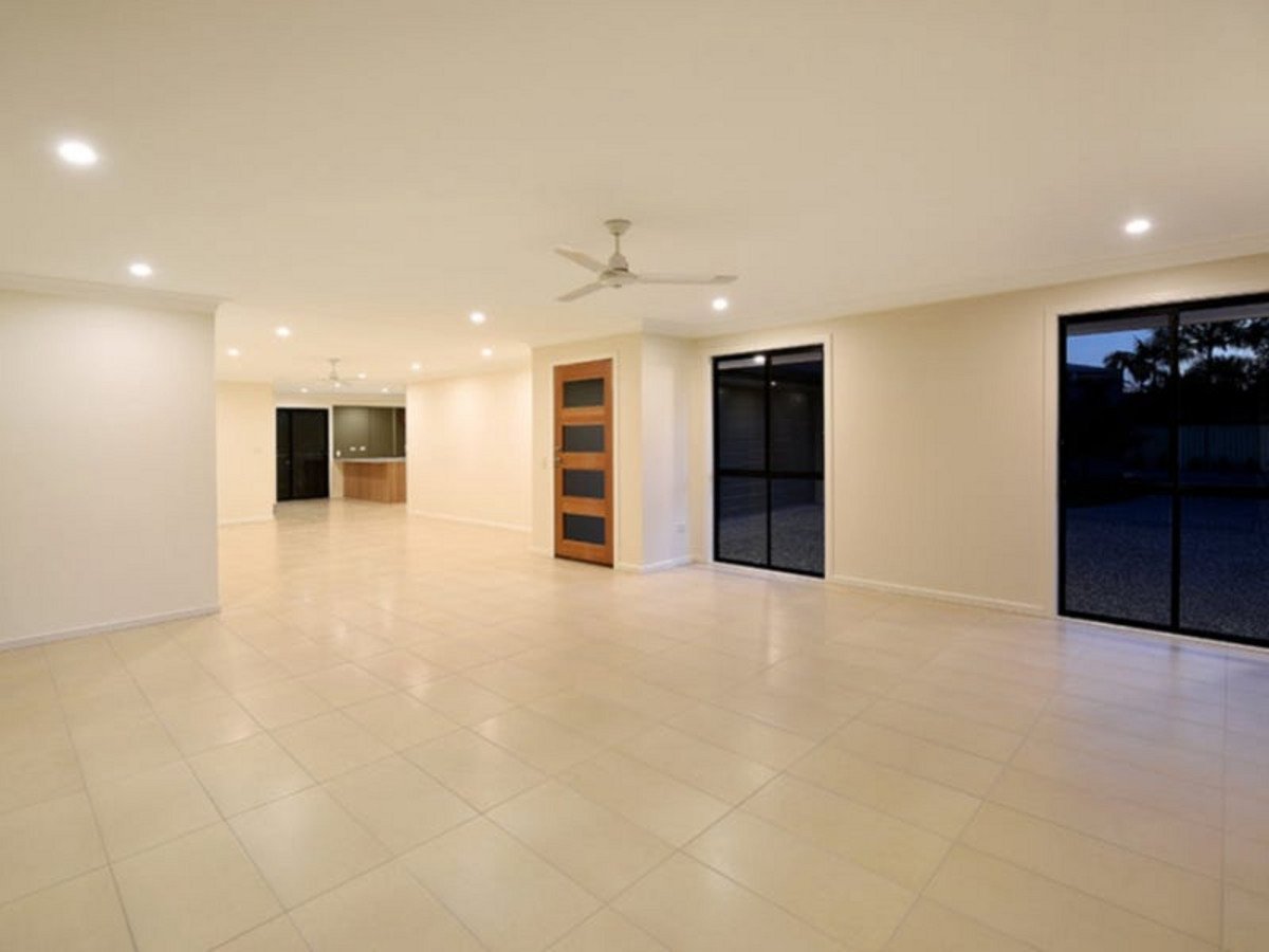 1/22 Wanneroo Court MERMAID WATERS 3