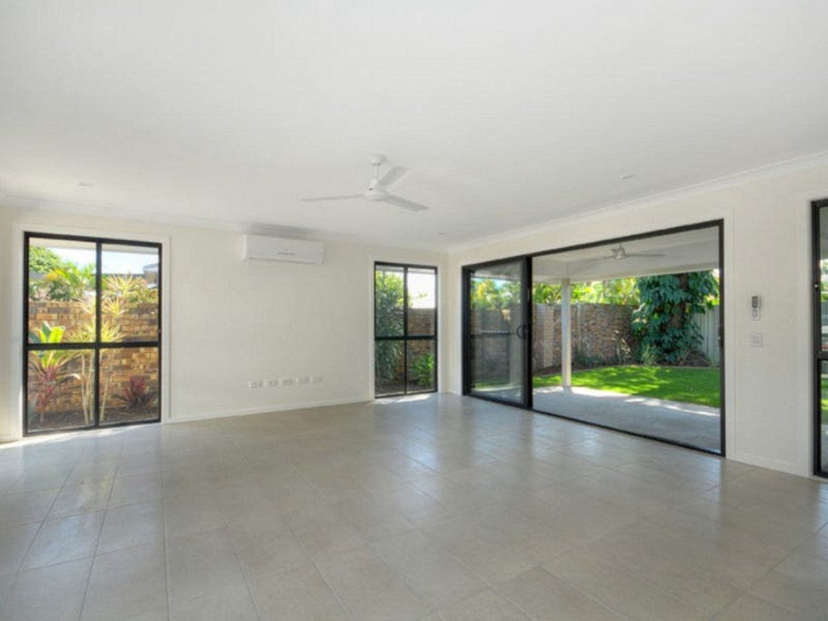 1/22 Wanneroo Court MERMAID WATERS 6