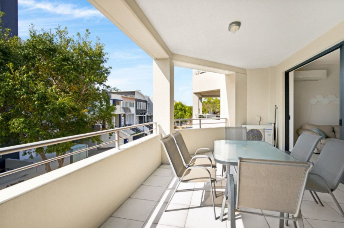 12/201 Varsity Parade Varsity Lakes 1