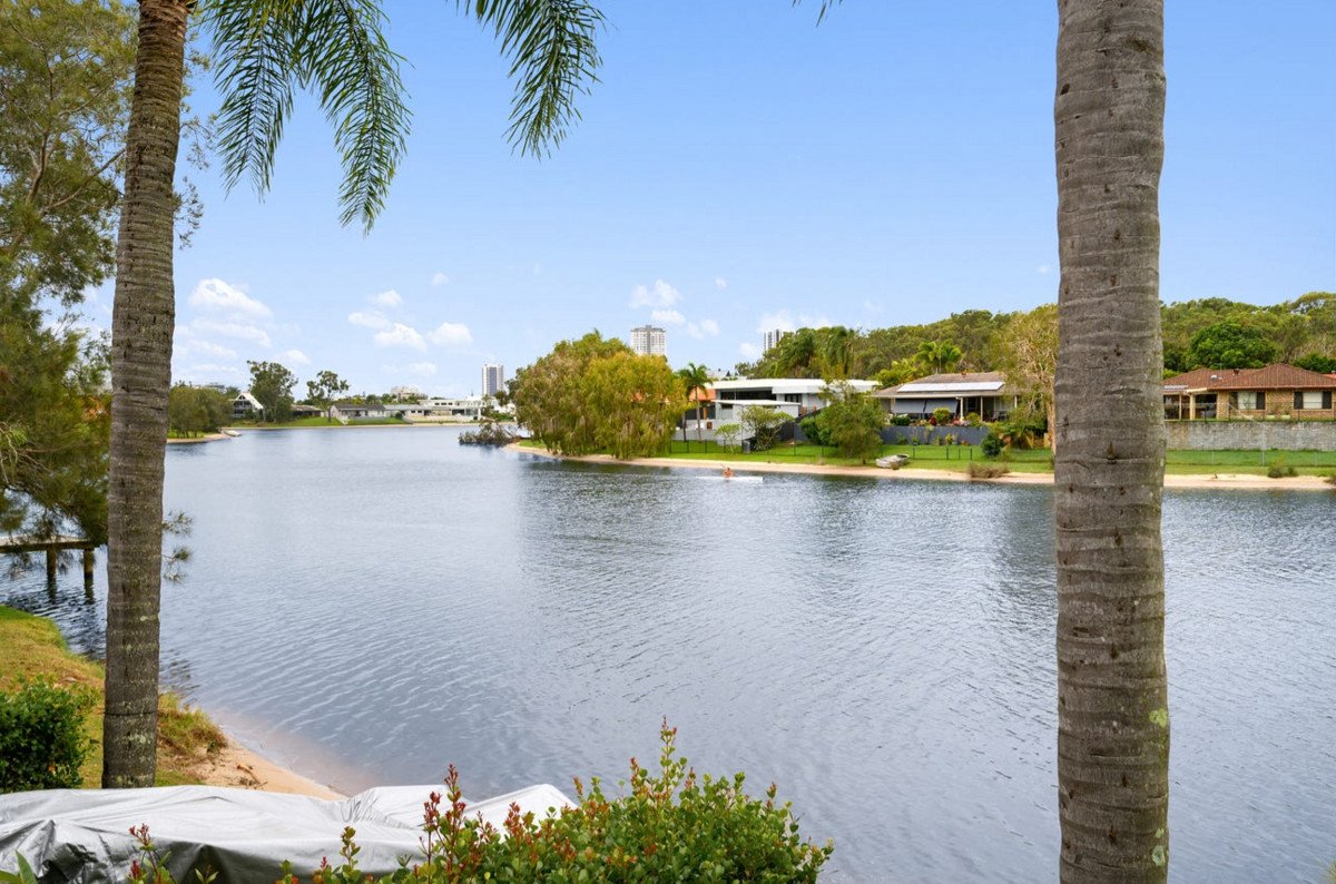 12/22-24 Dunlin Drive BURLEIGH WATERS 17