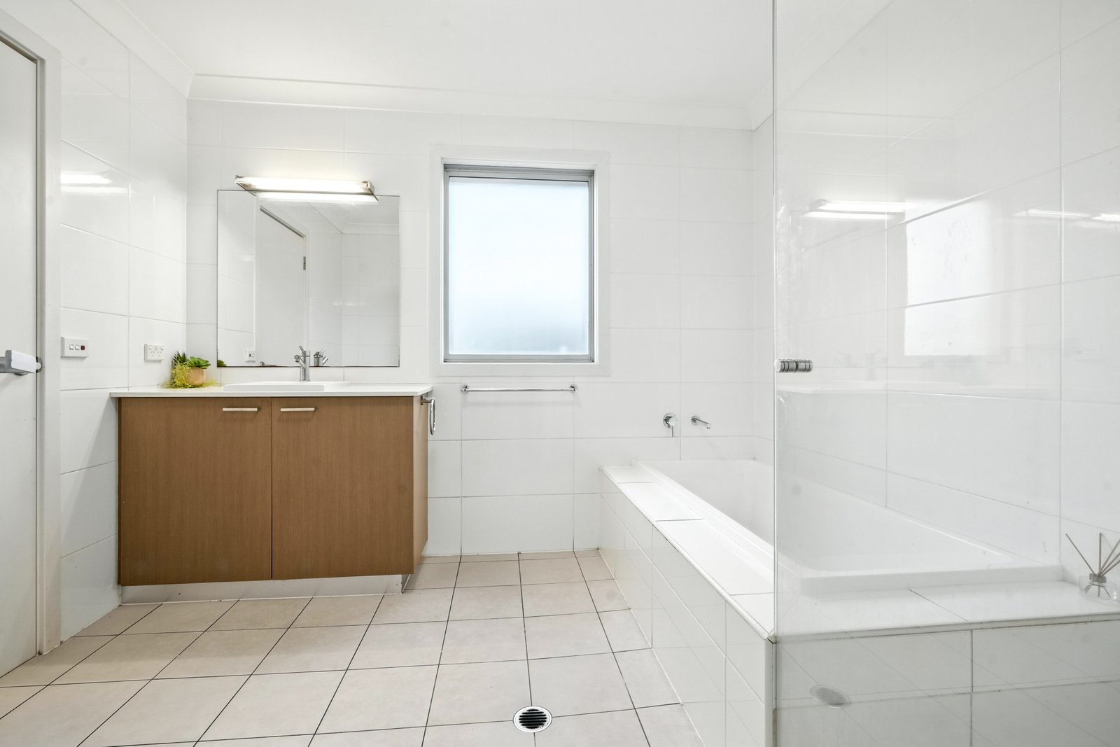 123 Lakeview Dr  Cranebrook 3