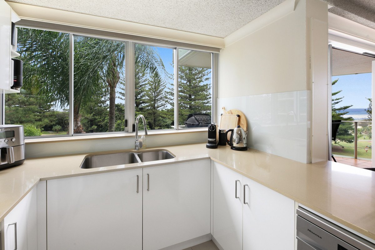 12/30-40 The Esplanade Burleigh Heads 9