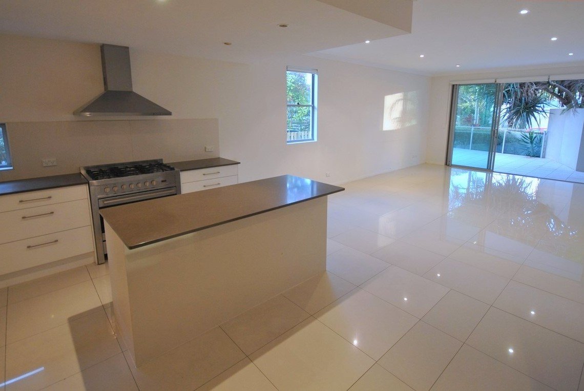1/24-30 Tarcoola Crescent SURFERS PARADISE 2