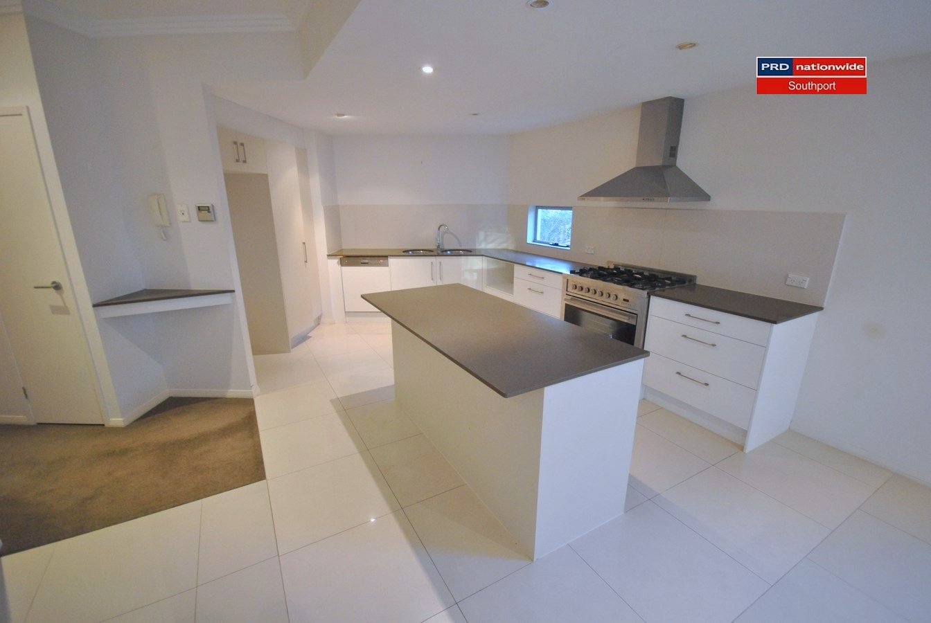 1/24-30 Tarcoola Crescent SURFERS PARADISE 2