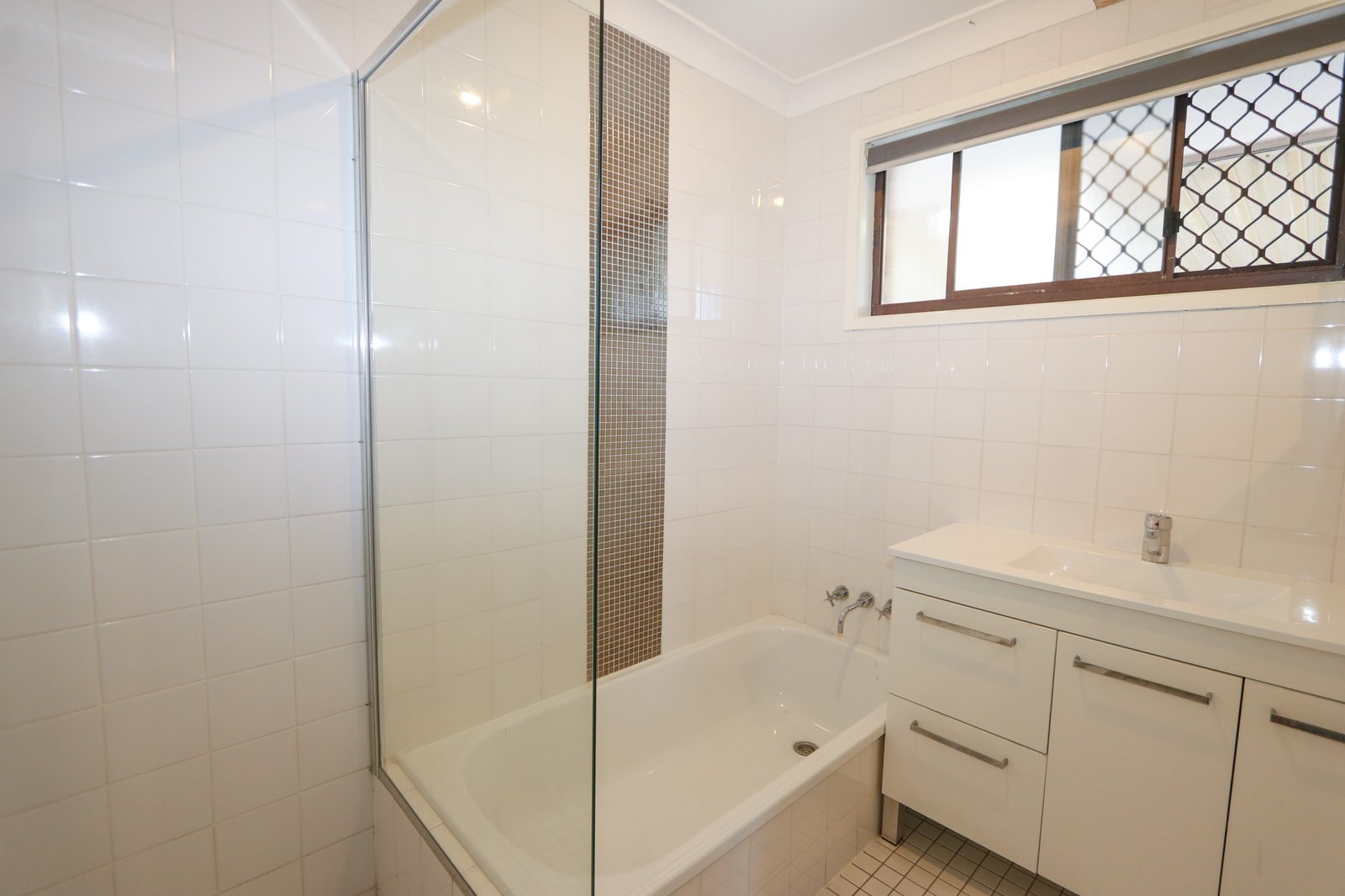 124 Currumburra Road ASHMORE 11