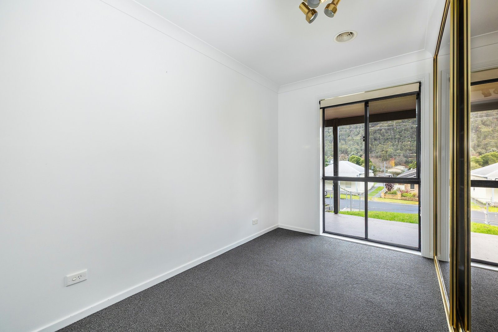 124 Macaulay St  Morts Estate 5