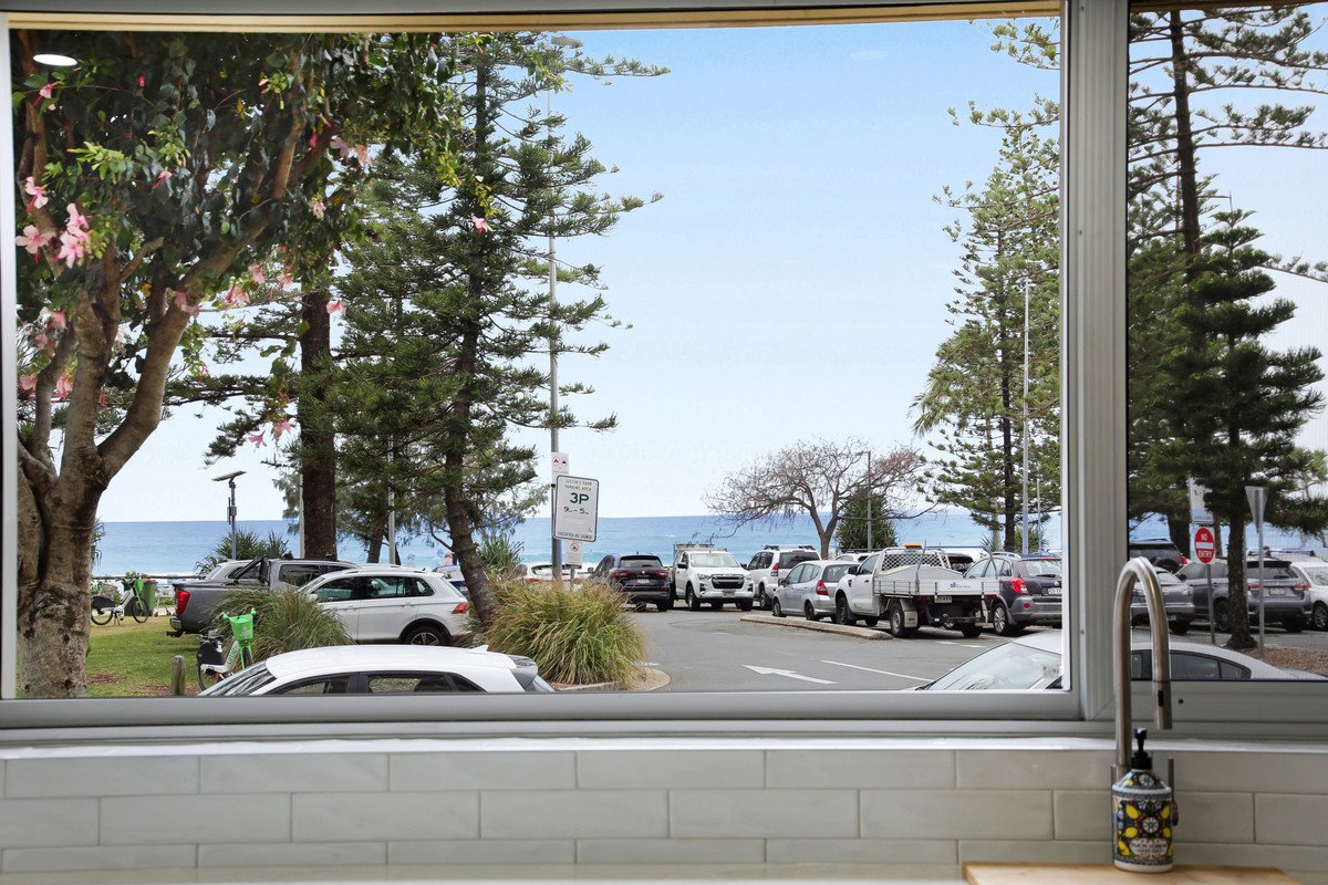 1/24 The Esplanade Burleigh Heads 1