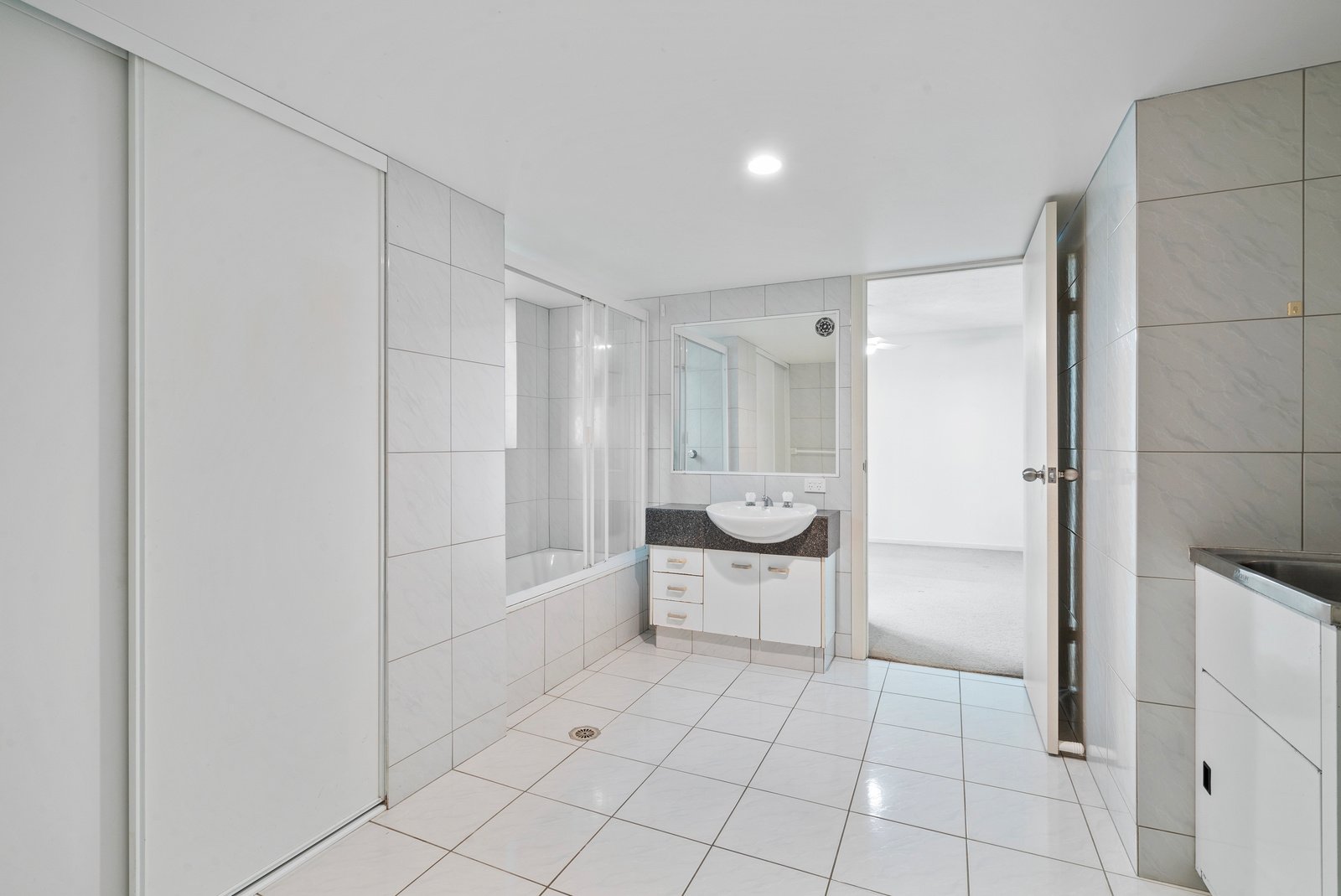 1/241 Golden Four Drive BILINGA 6