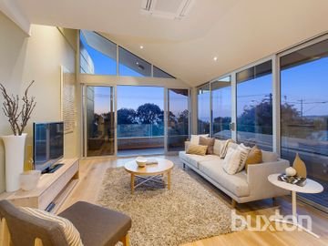 Gallery: 1/243 Beach Road