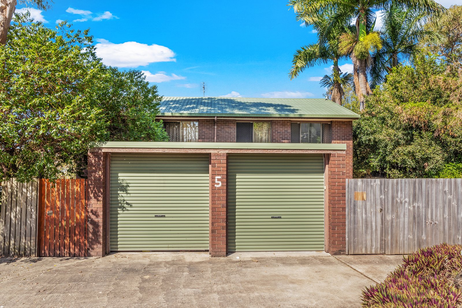 1&2/5 Barnes Place CANNONVALE 2