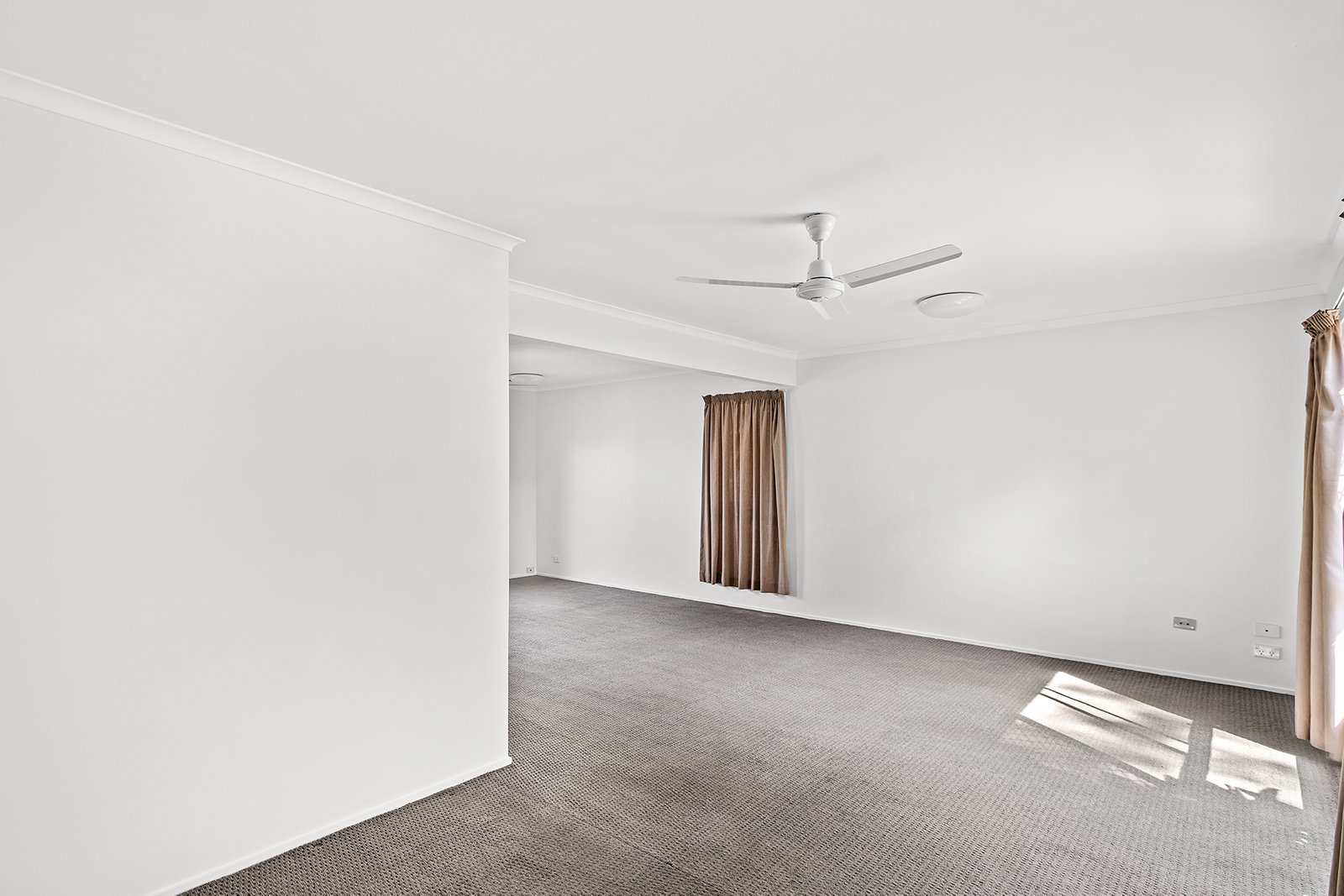 1&2/5 Barnes Place CANNONVALE 3